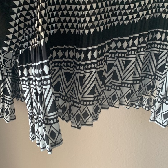 CHICO’S Geometric Print Black and White Pleated Jacket - Picture 5 of 6